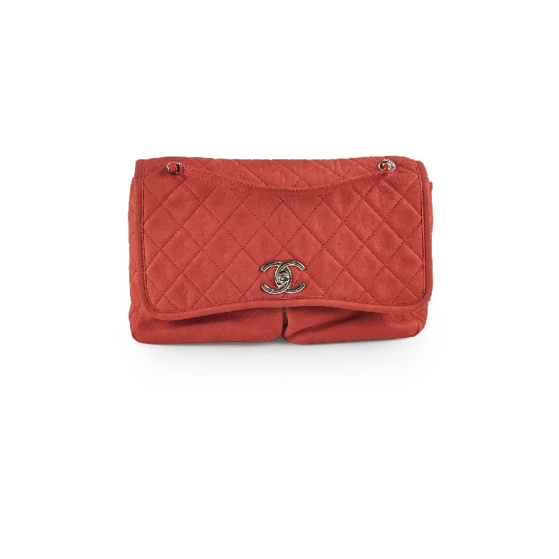 Handle bags with quilted patterns for a timeless, classic design-Chanel Red Shoulder Bag