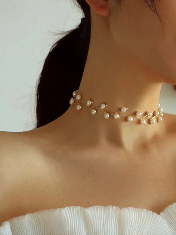 Stylish handle bags with mixed materials for a modern, textured look-Random Faux Pearl Decor Choker